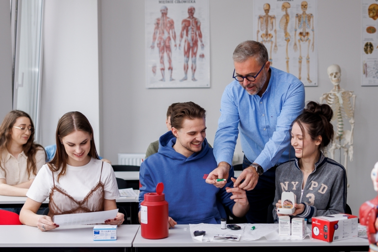 Laboratorium anatomii i fizjologii | Uniwersytet WSB Merito we Wrocławiu: studenci na zajęciach w laboratorium anatomii