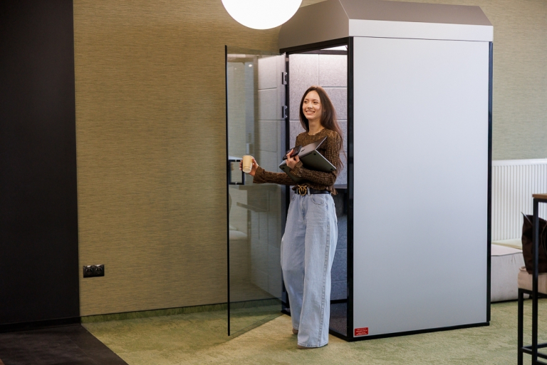 Nasz kampus | Uniwersytet WSB Merito we Wrocławiu: studentka wychodząca z kabiny wygłuszającej