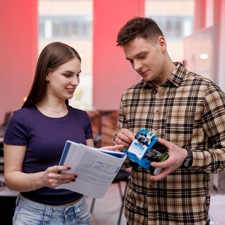 Laboratorium OMiLAB | Uniwersytet WSB Merito we Wrocławiu: Dwójka studentów w labolatorium OMiLAB