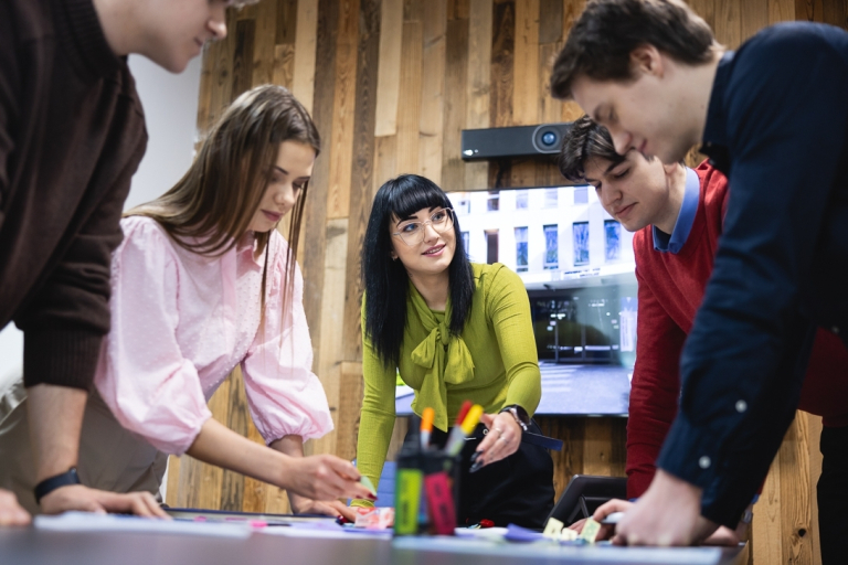 studenci pracujący nad projektem grupowym
