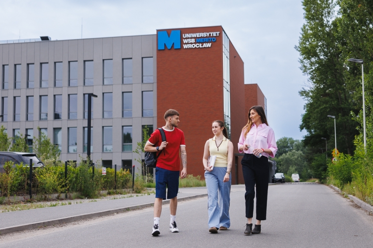 Dolnośląski Festiwal Nauki 2026 | Uniwersytet WSB Merito we Wrocławiu: Studenci przed budynkiem uczelni