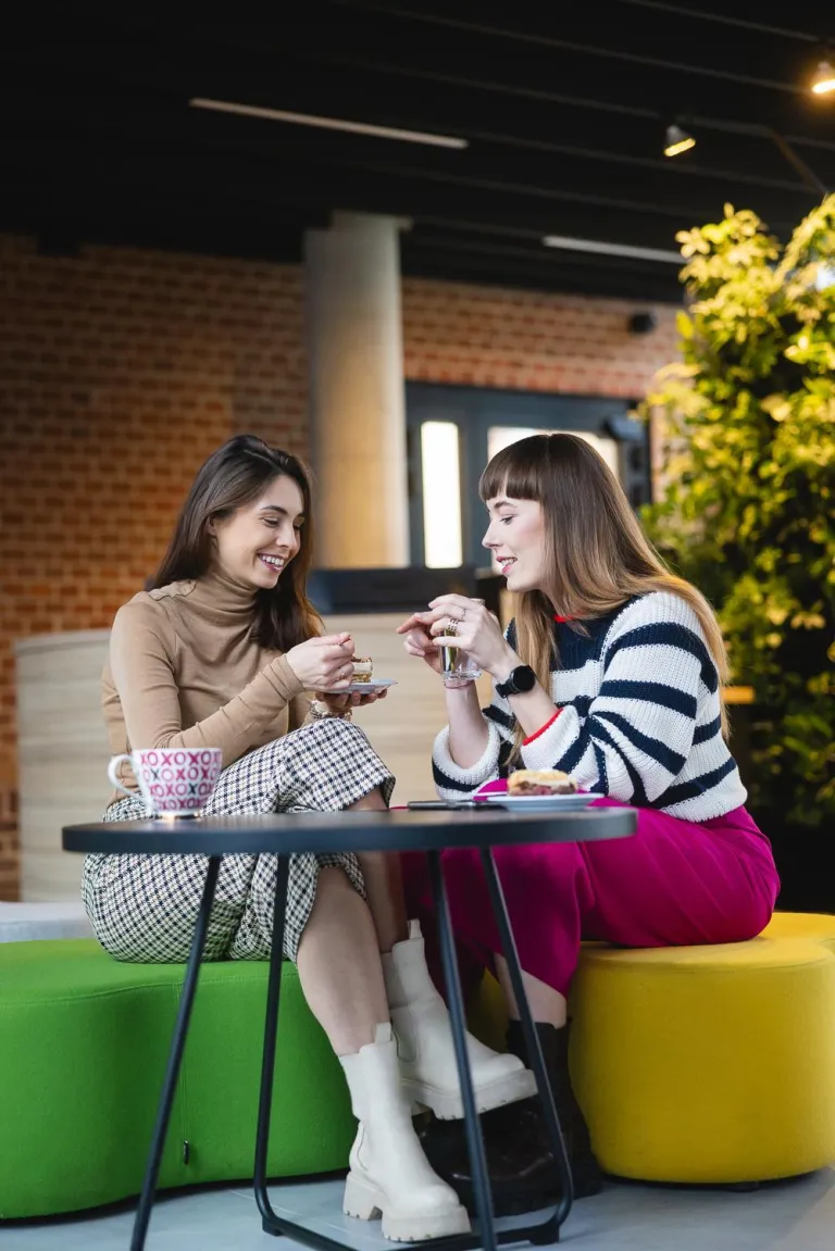 Menedżer procesów transportowych | Uniwersytet WSB Merito we Wrocławiu: kobiety rozmawiające w kawiarni