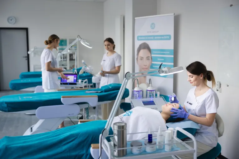 Kosmetologia | Studia I stopnia we Wrocławiu | Uniwersytet WSB Merito we Wrocławiu: studentki wykonujące zabiegi pielęgnacyjne
