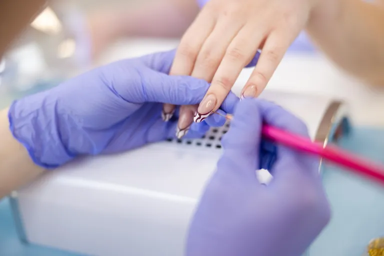 Kosmetologia | Studia I stopnia we Wrocławiu | Uniwersytet WSB Merito we Wrocławiu: studenci na zajęciach manicure