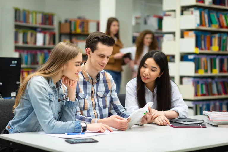 Analityk danych finansowych | Studia I stopnia we Wrocławiu | Uniwersytet WSB Merito we Wrocławiu: studenci w bibliotece