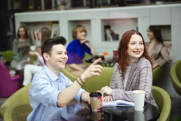 Bezpieczeństwo wewnętrzne | Studia II stopnia we Wrocławiu | Uniwersytet WSB Merito we Wrocławiu: studenci uczący się w kawiarni