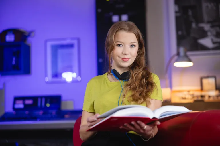 Logistyka – studia inżynierskie | Studia I stopnia we Wrocławiu | Uniwersytet WSB Merito we Wrocławiu: studentka czytająca książkę