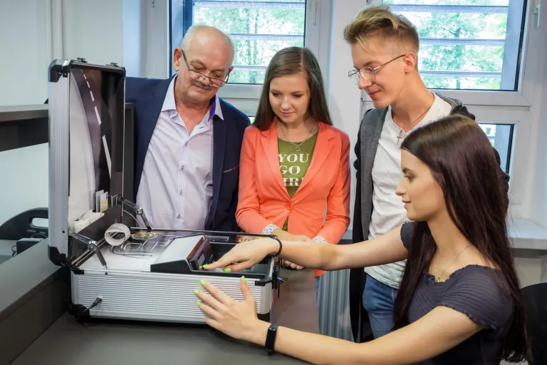 Logistyka – studia inżynierskie | Studia I stopnia we Wrocławiu | Uniwersytet WSB Merito we Wrocławiu: studenci na zajęciach z logistyki