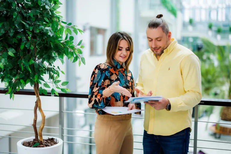 Marketing i sprzedaż – studia 3-semestralne | Uniwersytet WSB Merito we Wrocławiu: studenci przeglądający notatki