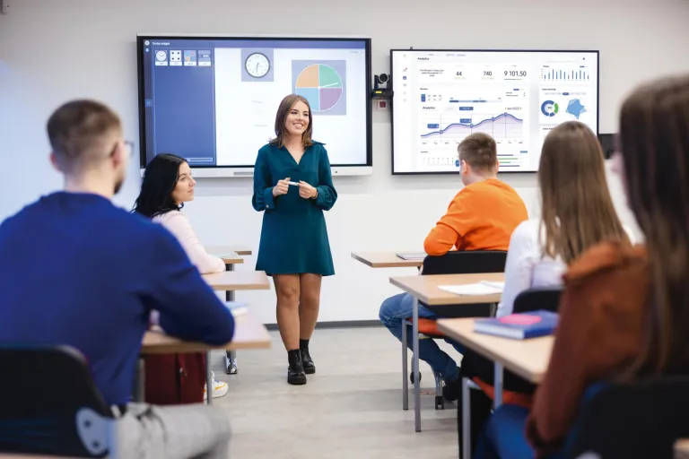 Management | Uniwersytet WSB Merito we Wrocławiu: Wrocław - zarządzanie - studenci na sali wykładowej