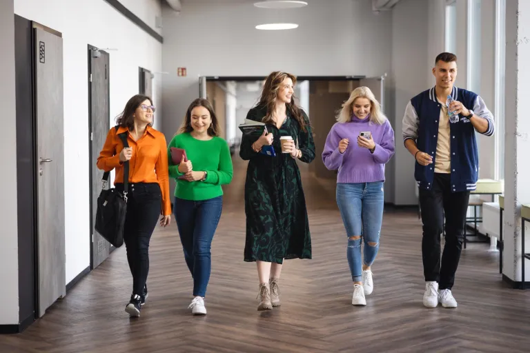 Wyniki wyszukiwania | Uniwersytet WSB Merito we Wrocławiu: studenci, korytarz, kawa, zajęcia, książki