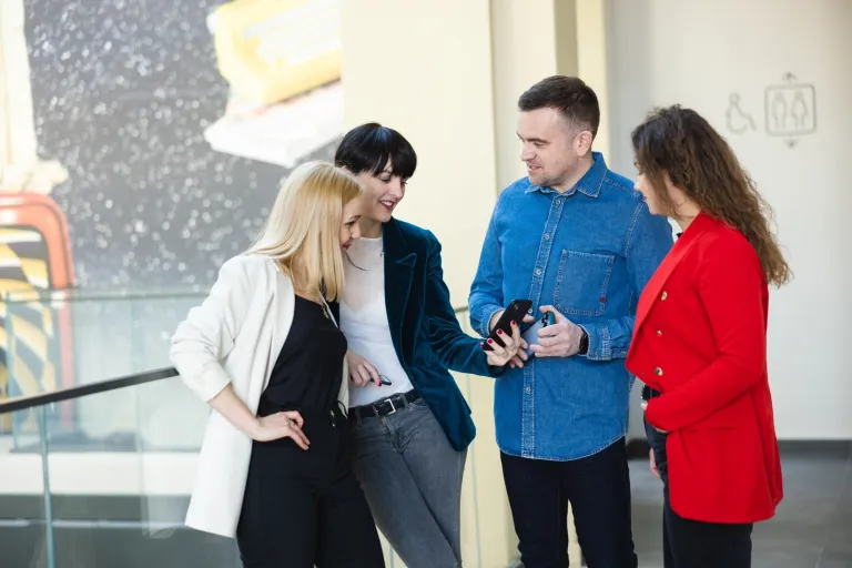 Rachunkowość i podatki | Uniwersytet WSB Merito we Wrocławiu: studenci rozmawiający na korytarzu