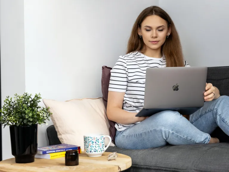 Analityk procesów biznesowych | Studia I stopnia we Wrocławiu | Uniwersytet WSB Merito we Wrocławiu: studentka na zajęciach online