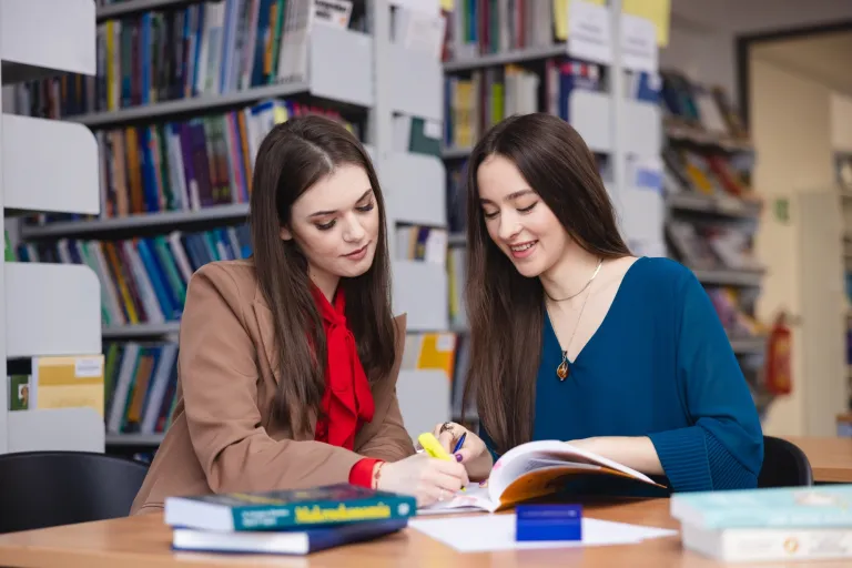 Cyberbezpieczeństwo | Studia I stopnia we Wrocławiu | Uniwersytet WSB Merito we Wrocławiu: studentki w bibliotece