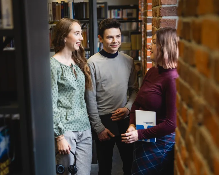 Zarządzanie kryzysowe | Uniwersytet WSB Merito we Wrocławiu: studenci w bibliotece