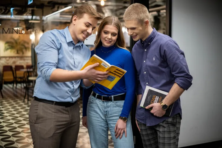 Specjalista bezpieczeństwa i higieny pracy | Studia I stopnia we Wrocławiu | Uniwersytet WSB Merito we Wrocławiu: studenci uczący się wspólnie do egzaminu