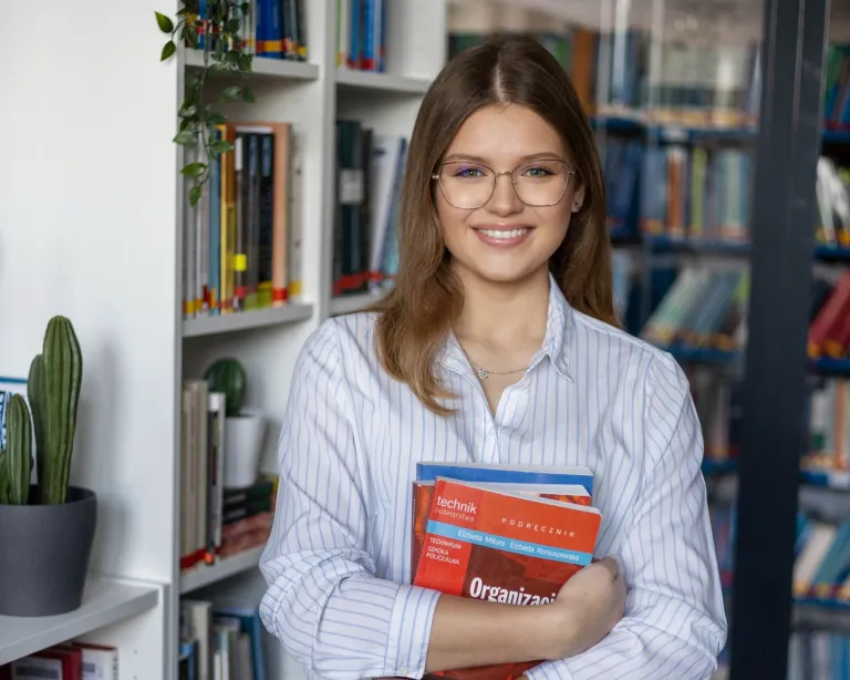 Zarządzanie kryzysowe | Uniwersytet WSB Merito we Wrocławiu: studentka w bibliotece