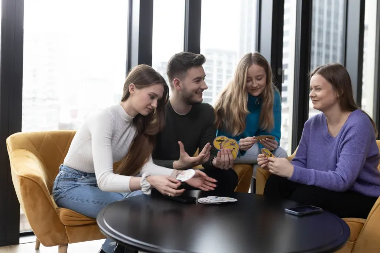 Bezpieczeństwo państwa i służby mundurowe | Uniwersytet WSB Merito we Wrocławiu: studenci pracujący nad projektem grupowym