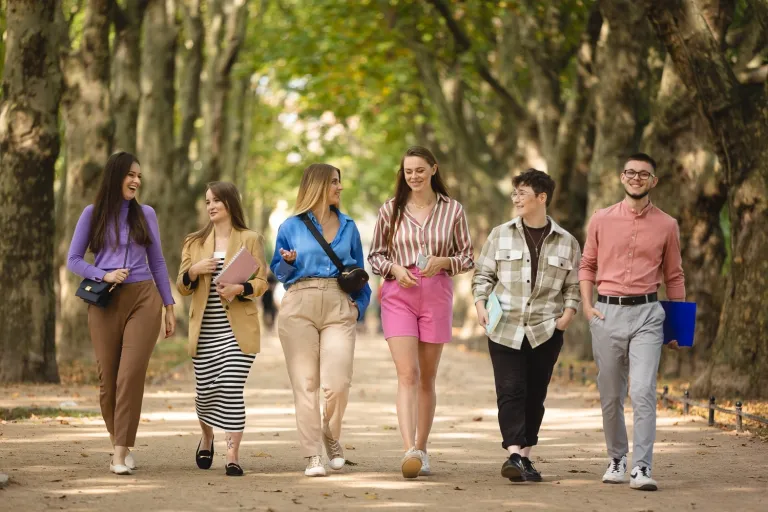 Psychodietetyka | Uniwersytet WSB Merito we Wrocławiu: studenci idący parkiem
