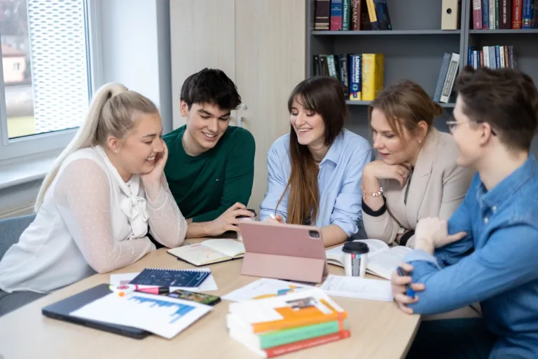 Bankowość i usługi finansowe | Uniwersytet WSB Merito we Wrocławiu: studenci pracujący nad projektem grupowym
