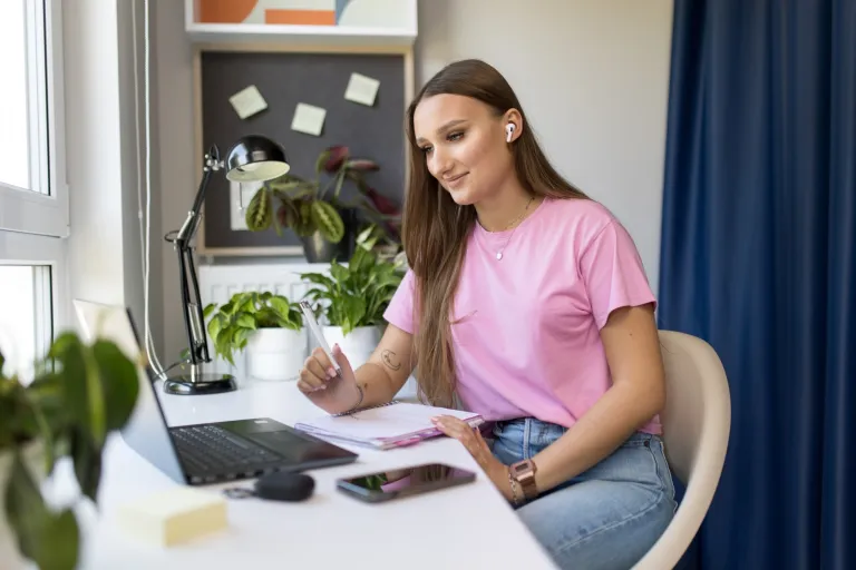 Pedagogika | Studia I stopnia we Wrocławiu | Uniwersytet WSB Merito we Wrocławiu: studentka na zajęciach online
