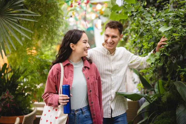 Pedagogika opiekuńczo-wychowawcza z nowoczesnymi technologiami w edukacji | Uniwersytet WSB Merito we Wrocławiu: studenci w ogrodzie