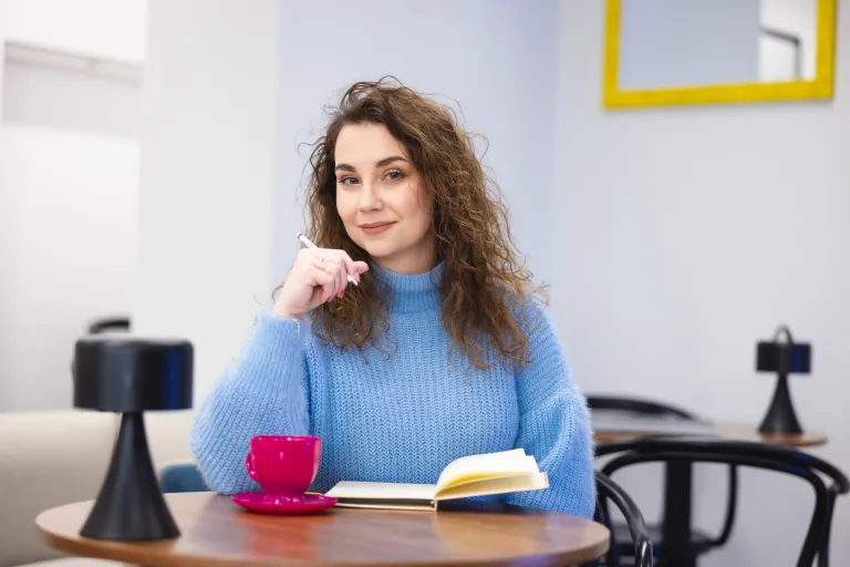 HR Business Partner | Uniwersytet WSB Merito we Wrocławiu: studentka ucząca się do egzaminu