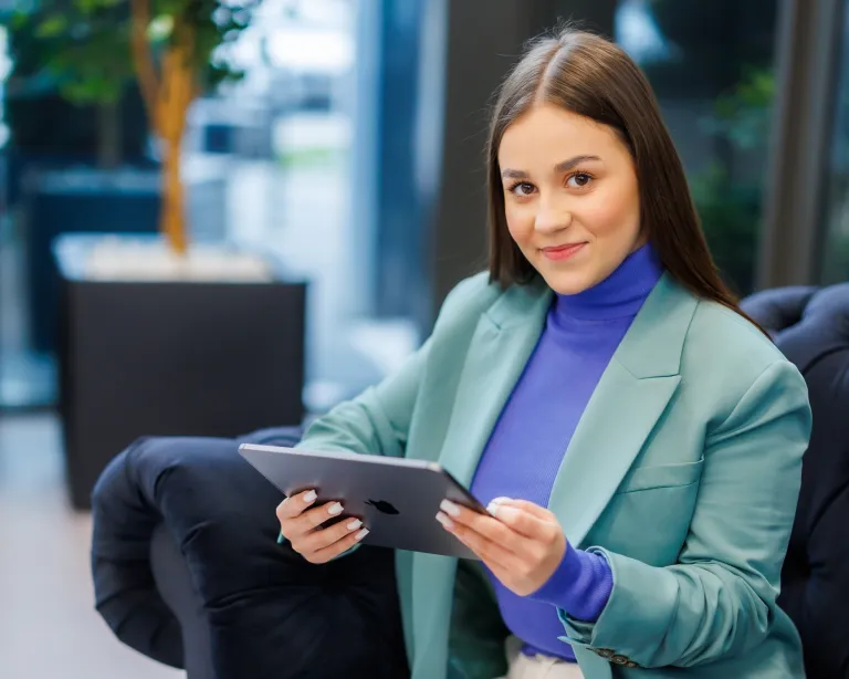 Psychologia marketingu i customer experience | Studia I stopnia we Wrocławiu | Uniwersytet WSB Merito we Wrocławiu: studentka ucząca się do egzaminu