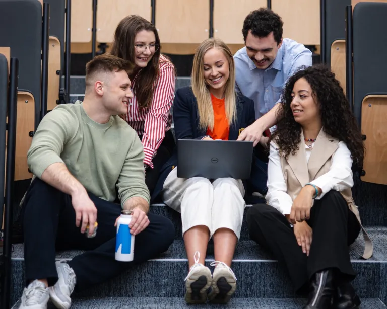 Psychologia marketingu i customer experience | Studia I stopnia we Wrocławiu | Uniwersytet WSB Merito we Wrocławiu: studenci uczący się wspólnie do egzaminu