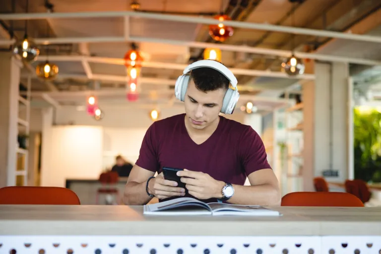 HR Business Partner | Uniwersytet WSB Merito we Wrocławiu: student uczący się do egzaminu