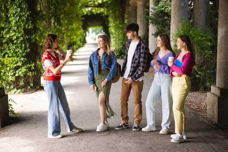 Metody i techniki śledcze | Studia I stopnia we Wrocławiu | Uniwersytet WSB Merito we Wrocławiu: studenci spacerujący po hali stulecia