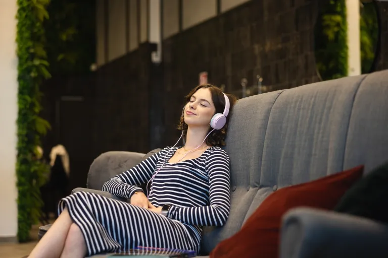 Media i komunikacja marketingowa | Uniwersytet WSB Merito we Wrocławiu: studentka słuchająca muzyki w słuchawkach