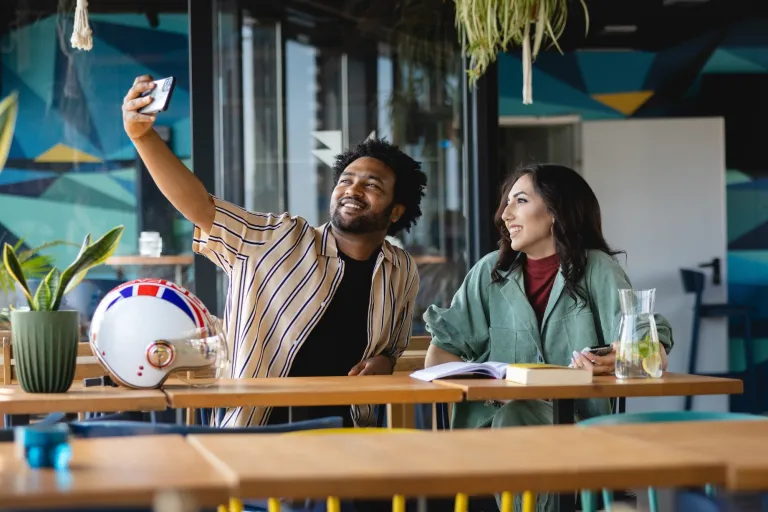 Wizerunek i komunikacja w biznesie | Uniwersytet WSB Merito we Wrocławiu: studenci robiący sobie wspólne zdjęcie