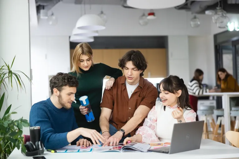 Lean management i zarządzanie jakością | Uniwersytet WSB Merito we Wrocławiu: studenci pracujący nad projektem grupowym