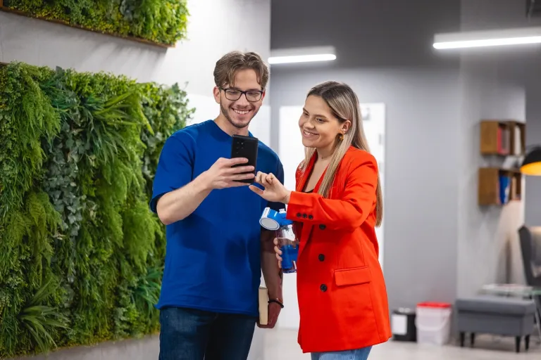 Zarządzanie | Studia I stopnia we Wrocławiu | Uniwersytet WSB Merito we Wrocławiu: studenci rozmawiający na korytarzu