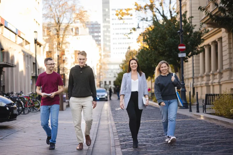 Wyniki wyszukiwania | Uniwersytet WSB Merito we Wrocławiu: spacerujący studenci