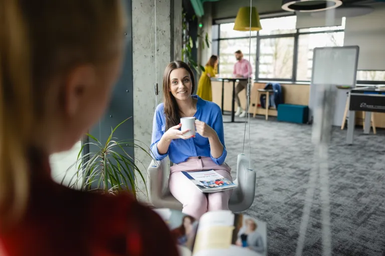 Zarządzanie spedycją | Uniwersytet WSB Merito we Wrocławiu: uczestnicy studiów podyplomowych podczas rozmowy w kawiarni