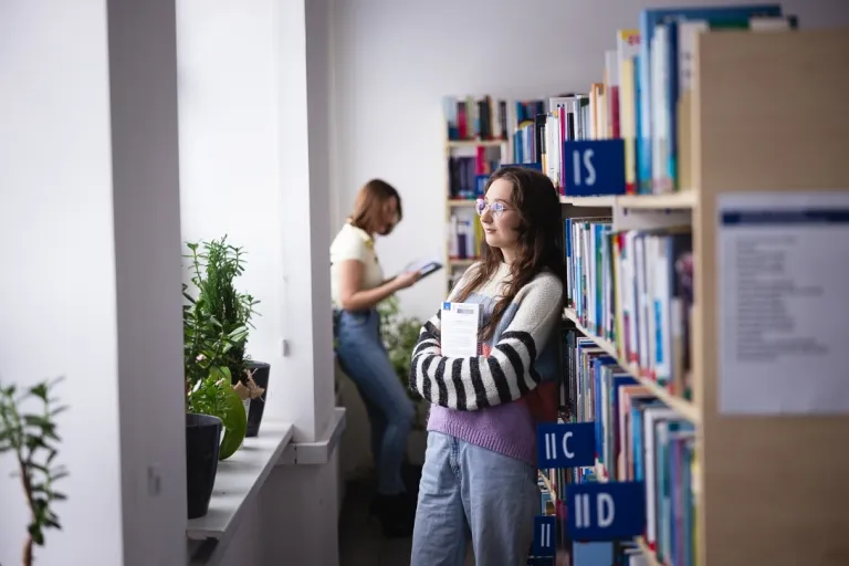 Ekonomia zrównoważonego rozwoju | Uniwersytet WSB Merito we Wrocławiu: studentki w bibliotece