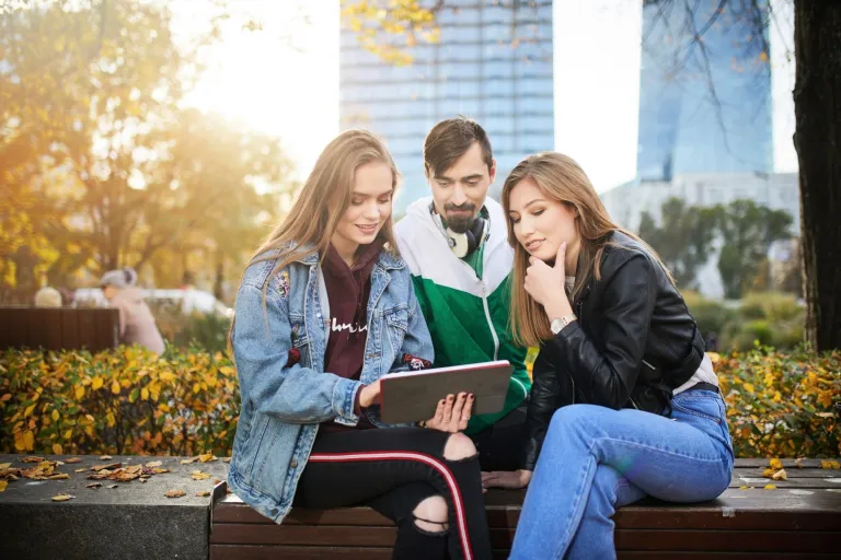 Menedżer przedsiębiorstwa turystycznego | Uniwersytet WSB Merito we Wrocławiu: studenci pracujący nad projektem grupowym