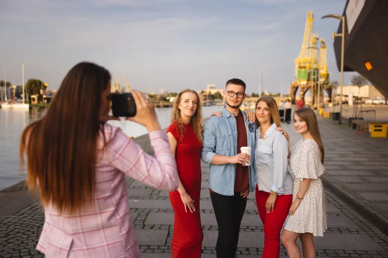 Pedagogika przedszkolna i wczesnoszkolna | Studia jednolite magisterskie we Wrocławiu | Uniwersytet WSB Merito we Wrocławiu: studenci robiący sobie wspólne zdjęcie