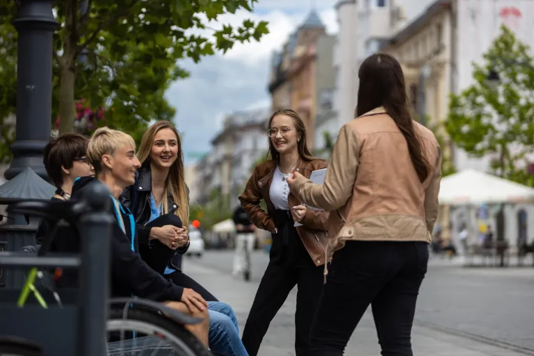 Psychologia | Uniwersytet WSB Merito we Wrocławiu: studenci spędzający czas wolny w plenerze