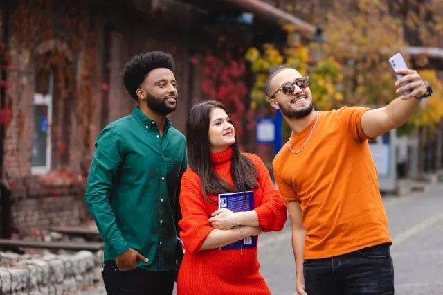 Lektor języka hiszpańskiego | Uniwersytet WSB Merito we Wrocławiu: studenci robiący sobie wspólne zdjęcie