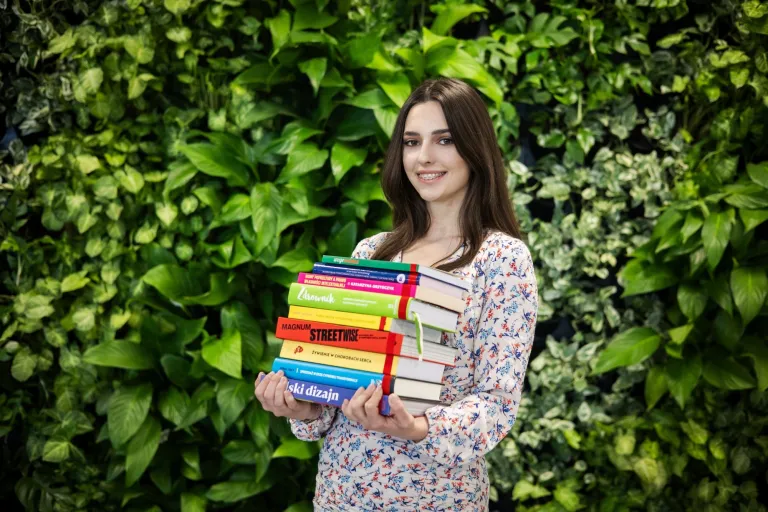 Filologia norweska | Studia I stopnia we Wrocławiu | Uniwersytet WSB Merito we Wrocławiu: studentka trzymająca stertę książek