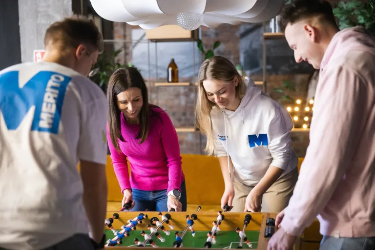 Lektor języka norweskiego | Uniwersytet WSB Merito we Wrocławiu: studenci grający w piłkarzyki