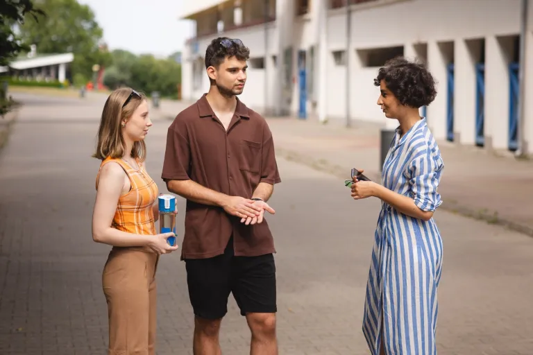 Filologia norweska | Studia I stopnia we Wrocławiu | Uniwersytet WSB Merito we Wrocławiu: studenci rozmawiający na dworze