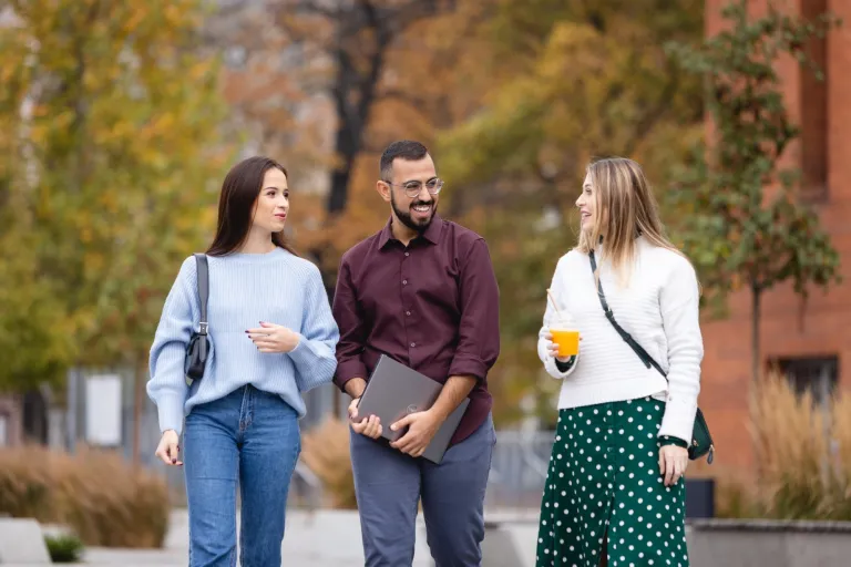Język norweski w środowisku biznesowym | Uniwersytet WSB Merito we Wrocławiu: studenci spacerujący w czasie wolnym