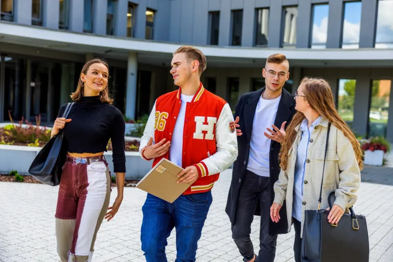 Psychologia sprzedaży | Uniwersytet WSB Merito we Wrocławiu: studenci idący na zajęcia