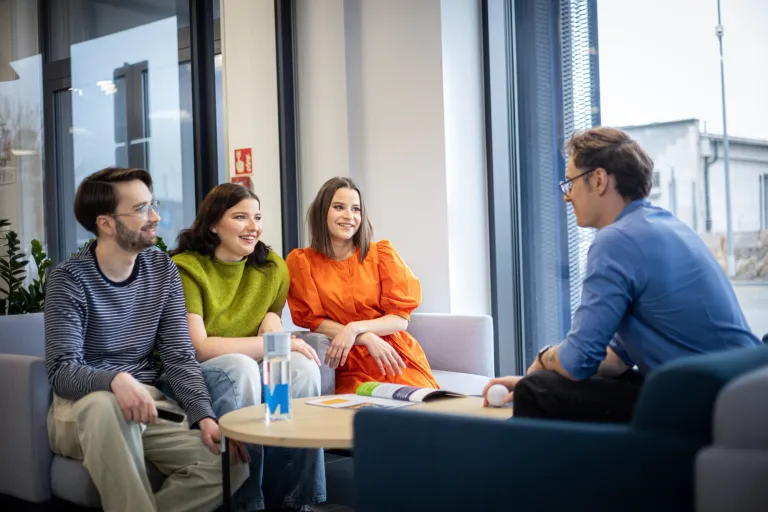 Prawo w zarządzaniu | Uniwersytet WSB Merito we Wrocławiu: studenci pracujący nad projektem grupowym