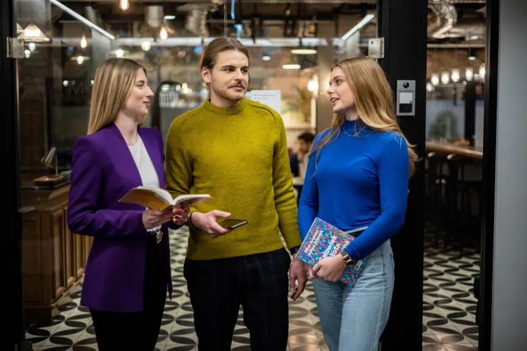 Psychologia i informatyka | Uniwersytet WSB Merito we Wrocławiu: studenci rozmawiający w kawiarni