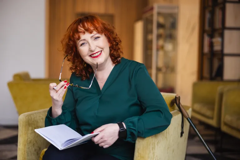 Psychologia i projektowanie inteligentnych systemów | Uniwersytet WSB Merito we Wrocławiu: studentka przeglądająca notatki